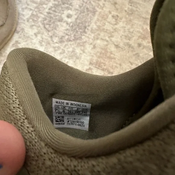 Adidas shoes - Picture 2 of 3